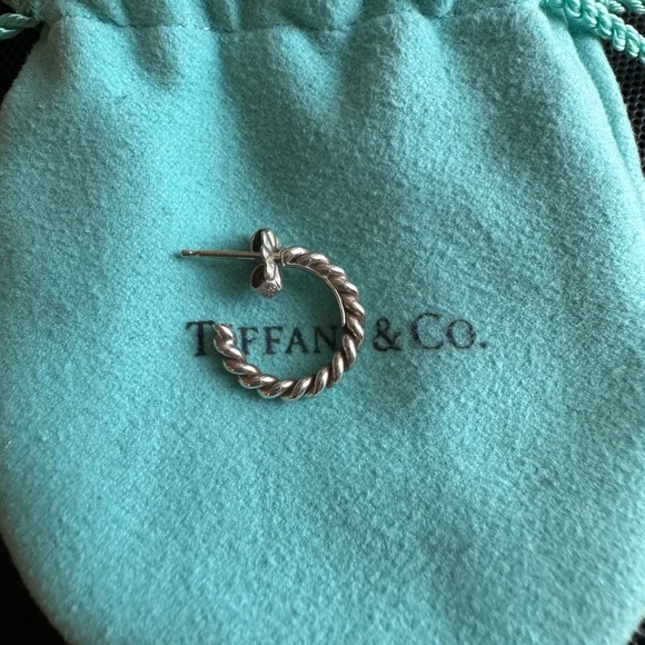 Tiffany & Co. Sterling Silver Twist Hoop Earring wBox, Pouch, Bow, card/… - Picture 4 of 6